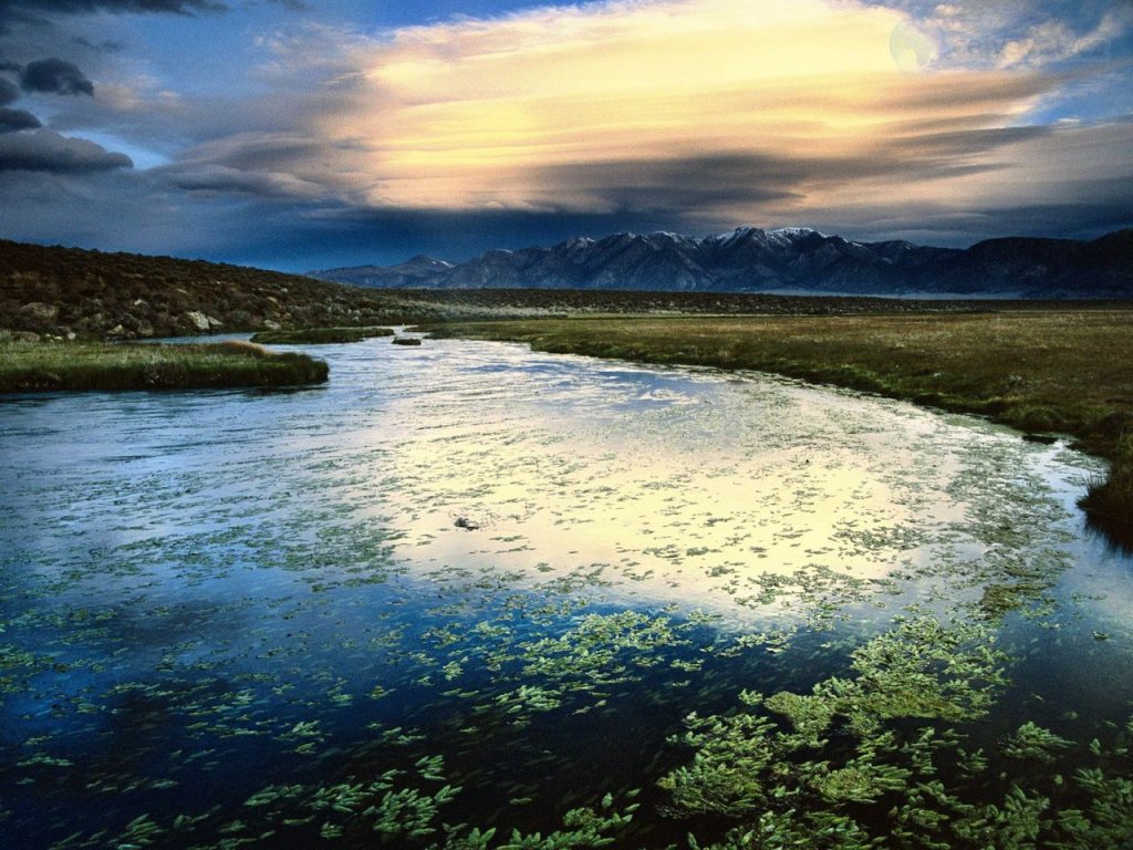 Foto: Lenticular Cloud Reflecting In Hot Creek, Owens Valley, California