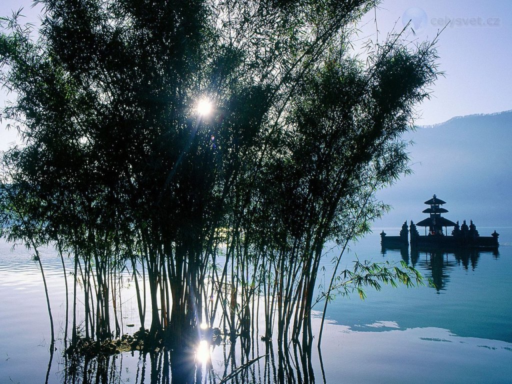 Foto: Ulun Danu Temple At Sunrise, Bratan Lake, Bali, Indonesia