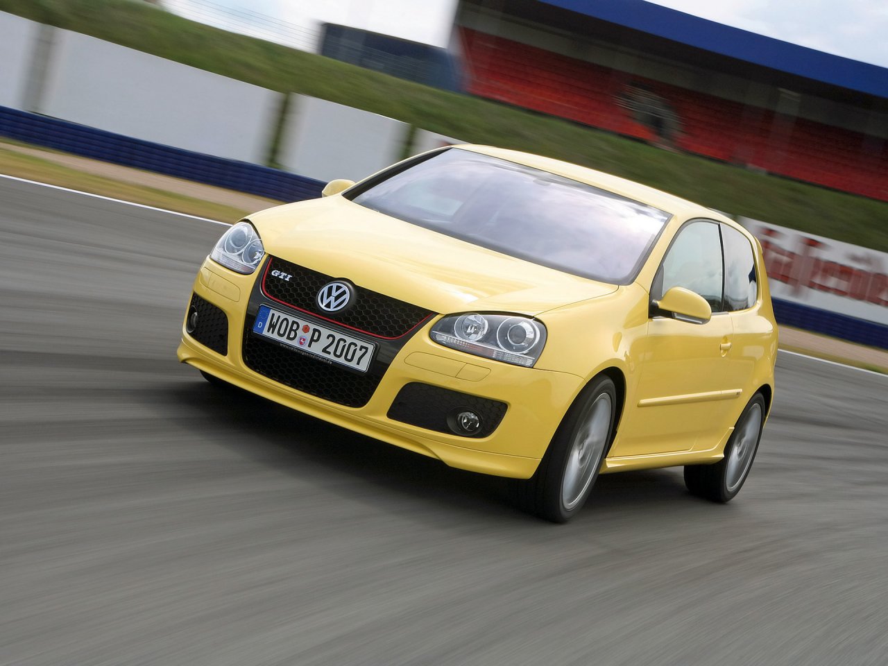 Foto: Volkswagen Golf GTI Pirelli Front Angle Speed Tilt (2008)