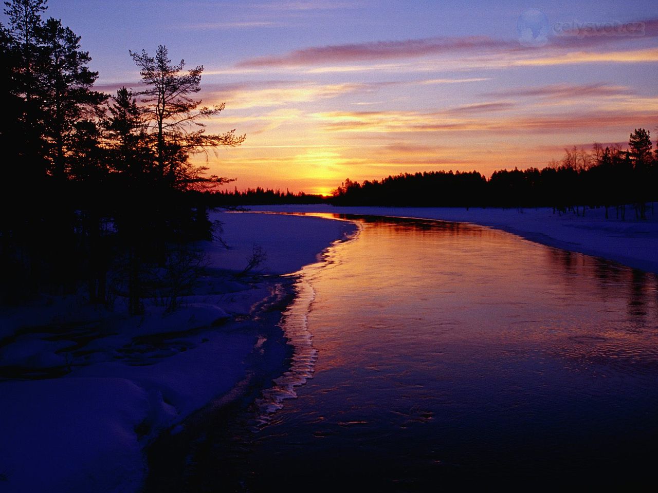 Foto: Partly Frozen River At Dusk, Kuusamo, Oulu, Finland