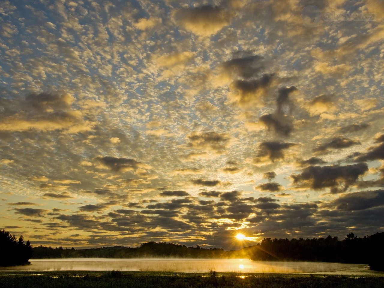 Foto: Sunrise Skies Over Anderson Lake, Ontario, Canada