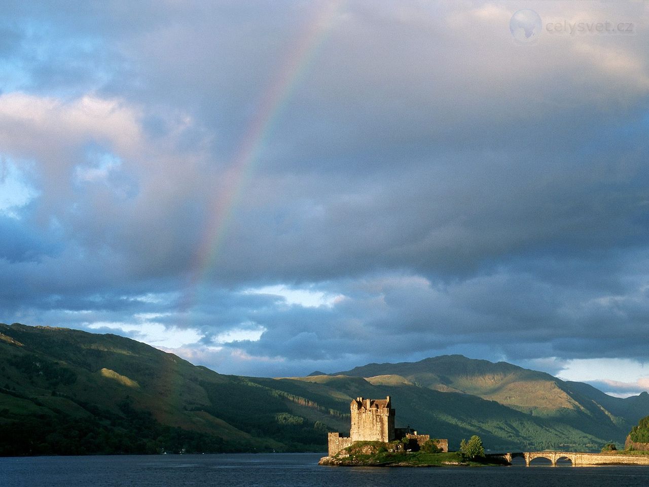 Foto: Rainbow Above Eilean Donan Castle, Highlands, Scotland