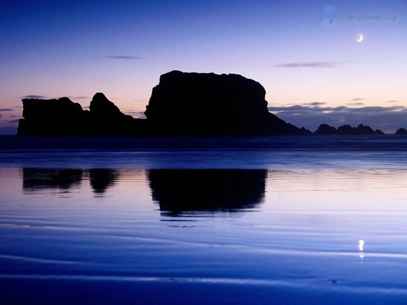 Foto: Crescent Moon And Rock Stacks, Cape Foulwind, New Zealand